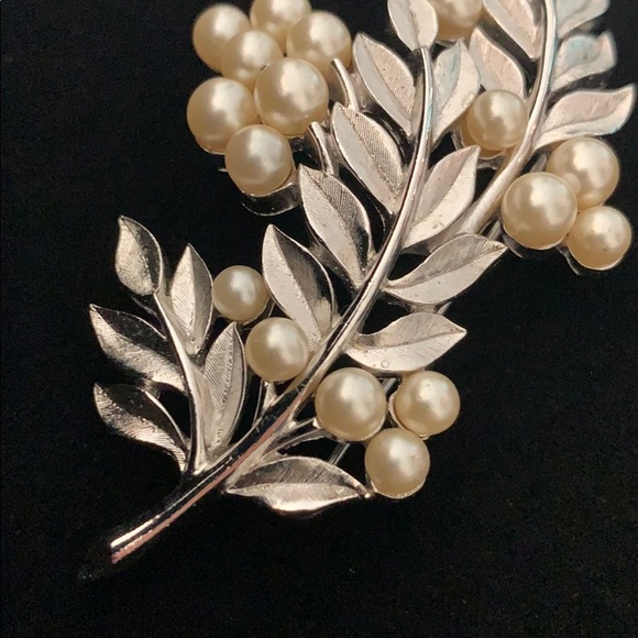 Mid Century Vintage Crown Trifari brooch - Picture 3 of 7